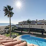 Luxury Modern Beachfront 3 Bed Gated Community Townhouse With Pool, Sun Terrace, Sea Views Close To Amenities Сasa de vacaciones Manilva