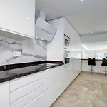 Сasa de vacaciones Luxury Modern Beachfront 3 Bed Gated Community Townhouse With Pool, Sun Terrace, Sea Views Close To Amenities *